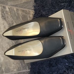 Parisian Signature navy blue leather pump.